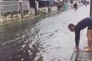 Tingkah 'gila' pria manfaatkan jalanan yang tergenang ini bikin ngakak