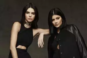 Kakak beradik hits, ini 8 beda gaya fashion Kendall dan Kylie Jenner