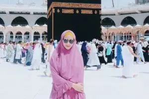 4 Seleb ini tunaikan umrah selama Ramadan, ada yang bawa doa khusus