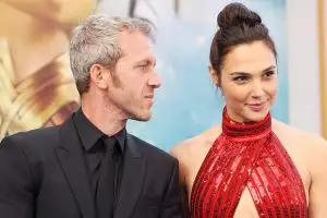 8 Potret mesra Gal Gadot bareng suaminya, pasangan yang serasi