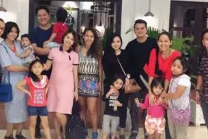 8 Potret serunya finalis AFI 1 buka bareng, ada yang gendong anak