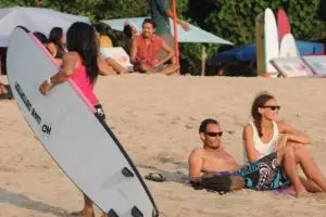 5 Beda kebiasaan bule & orang Indonesia ini bikin kamu geleng-geleng