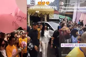 Ini 9 potret heboh Syahrini launching toko kue, pengunjung membludak