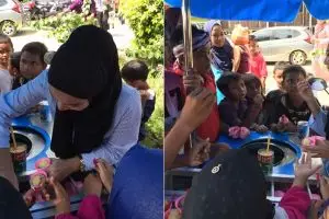Mahasiswi cantik bantu ayahnya jualan es krim keliling ini viral