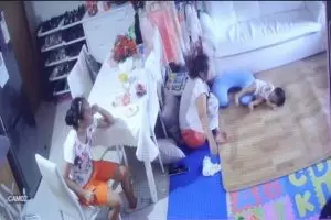 2 Pengasuh ini tertangkap kamera menyiksa bayinya, tega banget