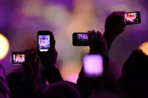 Sindiran ke penonton konser yang sering angkat HP ini telak banget