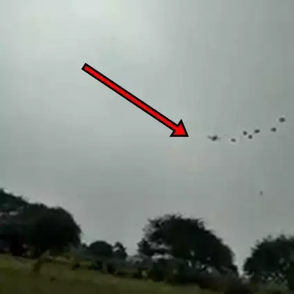 Video saat prajurit TNI telat lepas parasut saat terjun payung
