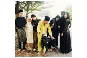 Potret keluarga rayakan Lebaran dengan anjing ini bikin heboh netizen