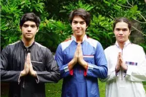 7 Artis tampan ini makin menawan dengan baju koko di momen lebaran