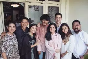 4 Selebriti ini rayakan lebaran bareng mantan pasangannya, akur banget