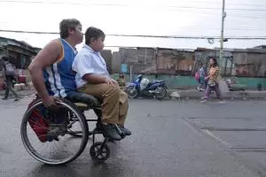 Potret ayah berkursi roda antar anaknya pergi sekolah ini bikin salut