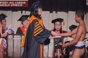 Ini dia orang suku pedalaman pertama yang raih cumlaude di universitas