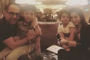 Tak lagi petak umpet, ini 10 potret harmonisnya keluarga Bunga Zainal