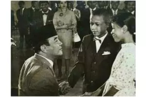 Beredar foto mirip Obama kecil bersalaman dengan Bung Karno, benarkah?