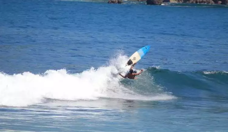 Pecinta surfing, 4 pantai di Yogyakarta ini wajib kamu taklukkan