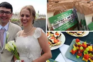 Pasangan ini nikah pakai aksesori barang bekas & sajikan makanan basi