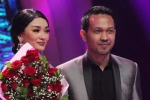 Momen romantis Zaskia Gotik dilamar pacar di atas panggung, so sweet!
