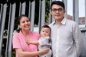 Gendong anak sambil ngepel, ini 10 gaya Tya Ariesta asuh buah hati