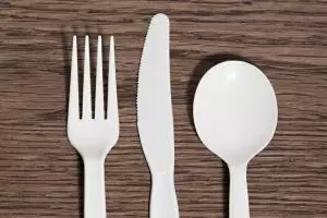 Jangan buang sendok plastikmu, ini 11 kegunaannya untuk berkebun