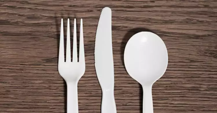 Jangan buang sendok plastikmu, ini 11 kegunaannya untuk berkebun