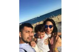 Mimik muka Rafathar di 8 foto ini bukti susahnya pose bareng si kecil