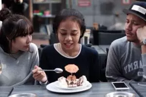 7 Potret kedekatan Gading Marten-Gisel dengan ART-nya, kompak & kocak