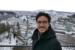 4 Seleb ganteng ini tertangkap kamera tidur mangap, pulas nih