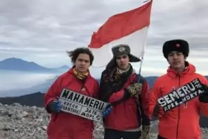 Bukan liburan ke luar negeri, Al, El, Dul pilih mendaki gunung Semeru
