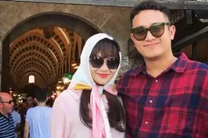 8 Foto romantis Gilang Dirga dan istri saat di negara Timur Tengah