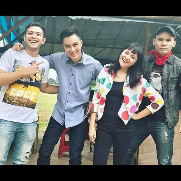 Saling dukung, 7 mantan pasangan ini dijuluki 'Exgoals' banget