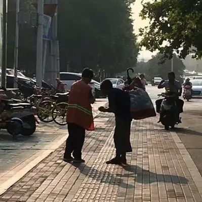 Potret haru penyapu jalan berbagi makan dengan pemulung tuna netra