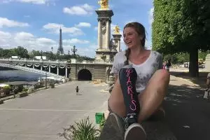 Cewek ini keliling Eropa dengan 1 kaki, alat bantunya jadi sorotan