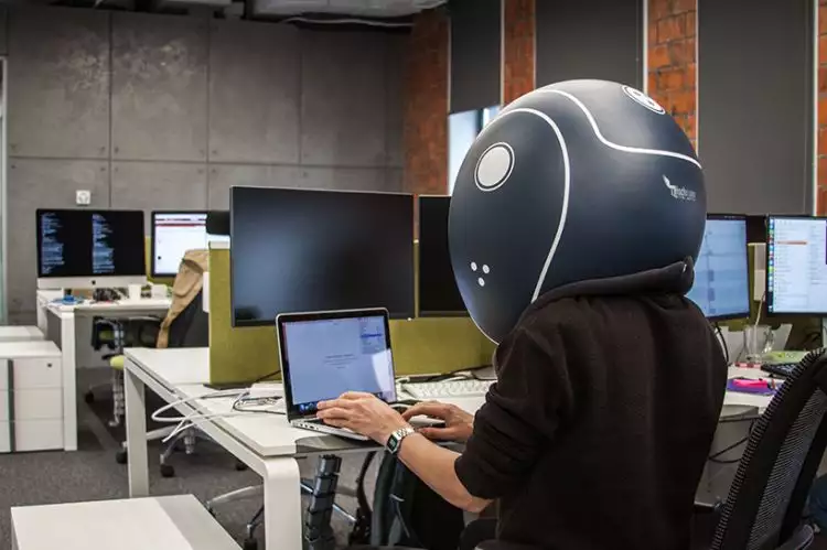 Susah konsentrasi di kantor, helm ini bisa bantu kamu jadi fokus