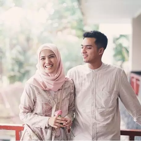 Kini berhijab, 10 gaya busana simpel Herfiza ini bisa kamu contek