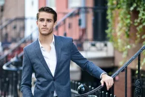 10 Inspirasi street style ala Adam Gallagher, makin maskulin & stylish