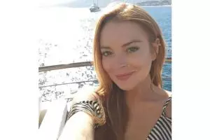 Tak hadiri pernikahan sang adik, Lindsay Lohan asyik liburan di Bali