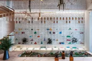 Apotek ini sajikan interior suasana alam modern, jadi betah beli obat