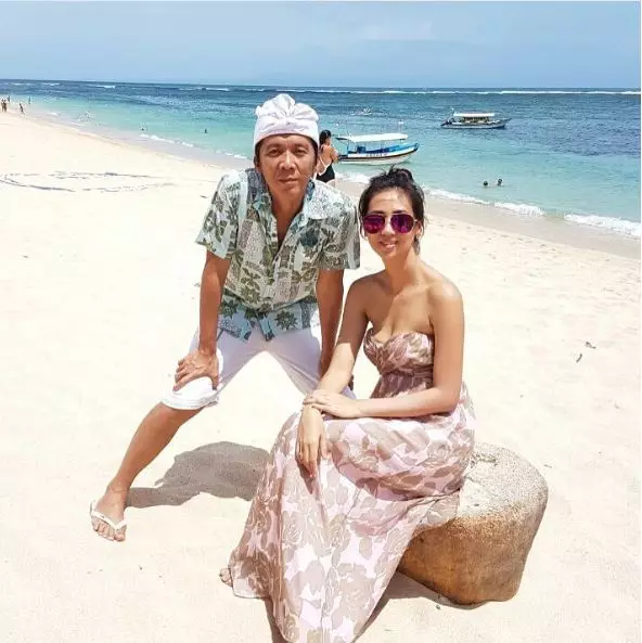 10 Foto keluarga bahagia Bimbim Slank, dikelilingi 'bidadari' cantik