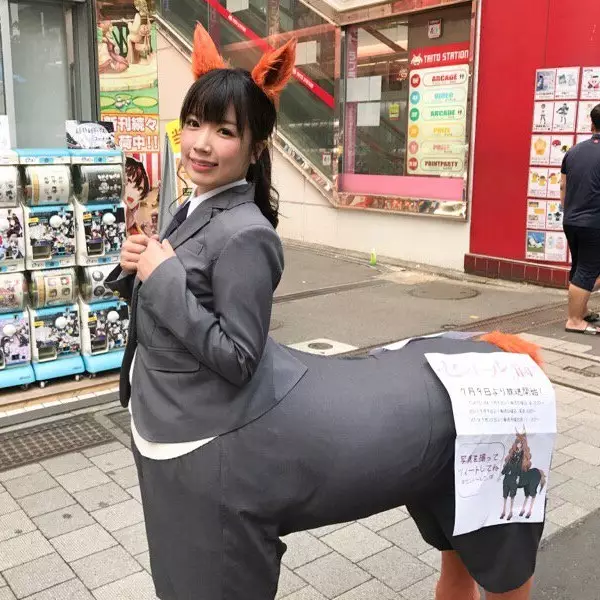 Cosplayer cantik ini rela cosplay jadi kuda &amp; keliling jalanan Jepang