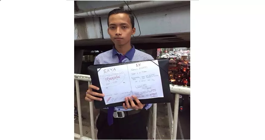 Nyari kerja di jembatan penyeberangan, Asrofi kini banjir tawaran