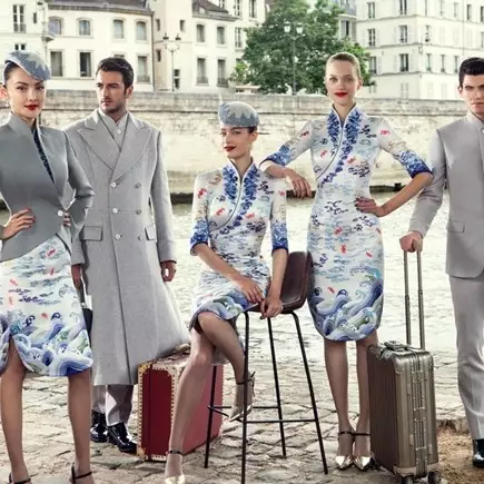 Maskapai China ini punya seragam awak kabin paling modis sedunia