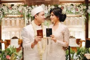 5 Selebriti ini jatuh ke pelukan Disc Jockey, langgeng terus ya