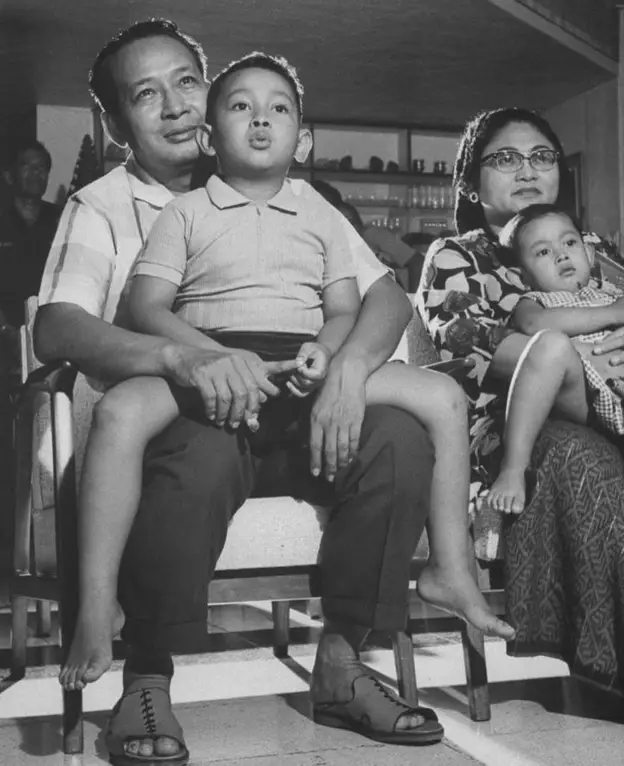 14 Foto masa muda 7 presiden Indonesia bersama keluarga, harmonis