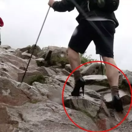 Demi beasiswa, cowok ini sampai rela naik gunung pakai high heels