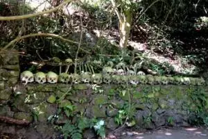 2 Pemuda desa nekad gali kuburan demi barang-barang milik mayat, duh!