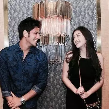 4 Seleb ini tetap setia menemani pasangannya saat tersandung kasus