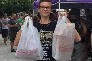 Jual jasa antre makanan, bocah 15 tahun ini untung jutaan rupiah