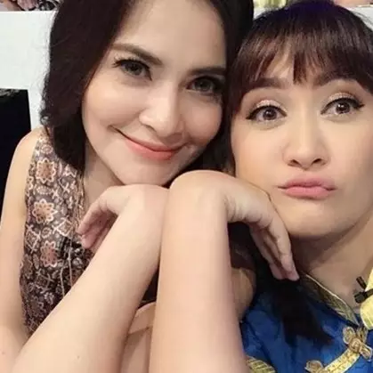 Jarang tampil di TV, ini 10 bukti Cut Tari tetap eksis