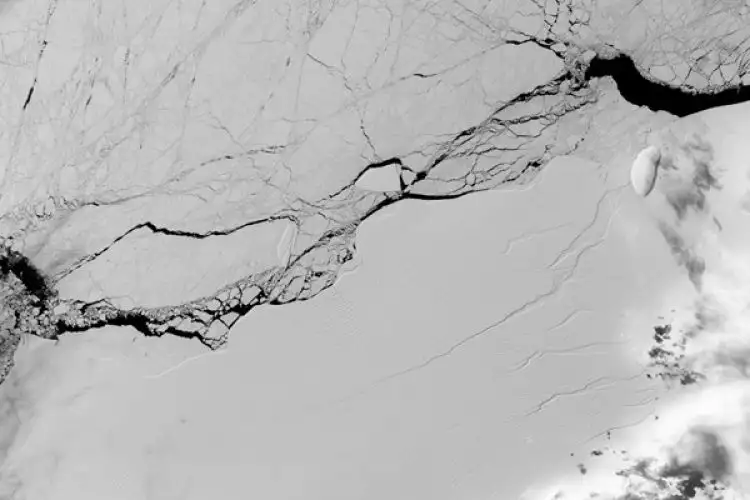 Gunung es raksasa di Antartika pecah, bahaya mengancam