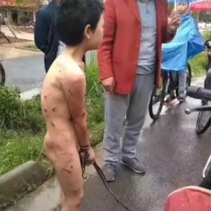 Disuruh telanjang dan diikat di motor, cara ayah hukum anak ini sadis